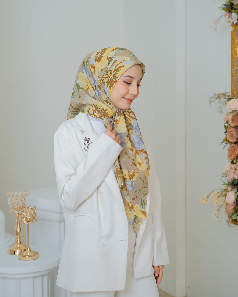 Koyu Hijab Segiempat Motif Hibiscus Patern Wafle Lasercut dan Jahit Tepi