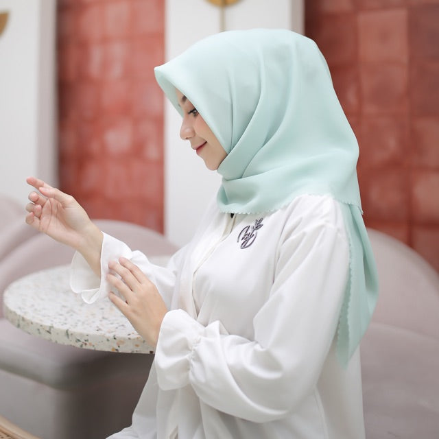 Koyu Hijab Segiempat Potton Apel Lasercut Flowry Seri A
