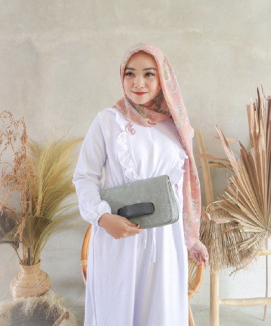 Koyu Hijab L.Zara Cela White Dress Premium