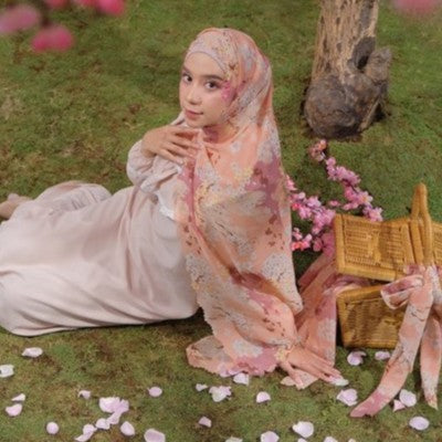 Koyu Hijab Segiempat Motif Sakura Scraft Set Masker Premium Hampers