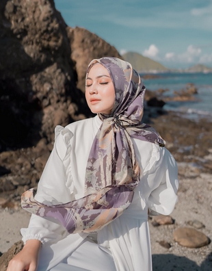 Koyu Hijab Segiempat Motif Viney Jepang Abstrak Beach Sand
