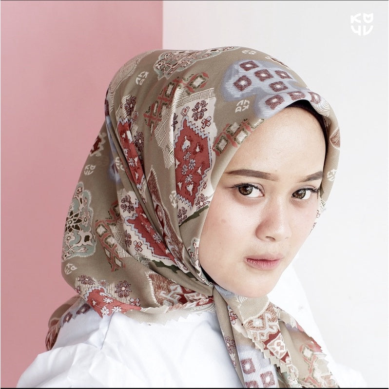 Koyu Hijab Segiempat Viney Jepang Wonderland Lasercut