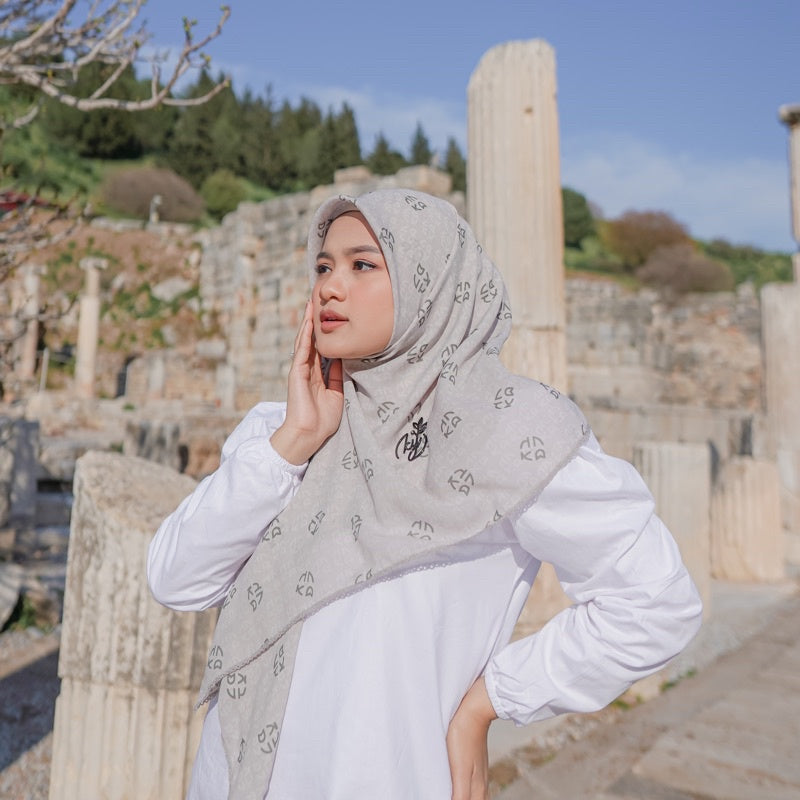 Koyu Hijab Segiempat Viney Jepang Signature Hampers